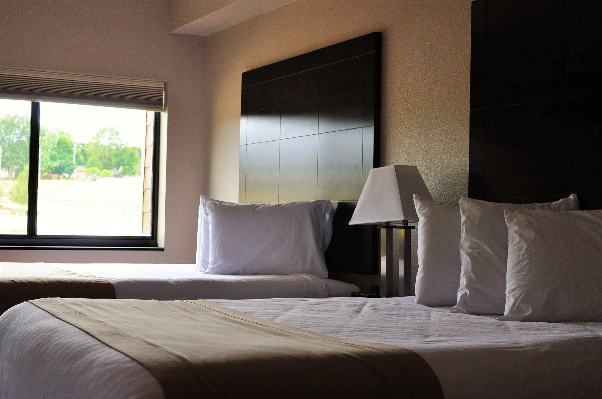Qube Hotel - Polk City Екстер'єр фото